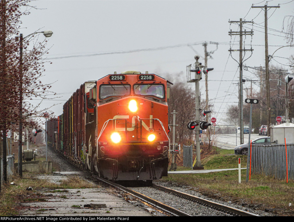 CN 2258 leads train 403 at Rimouski station